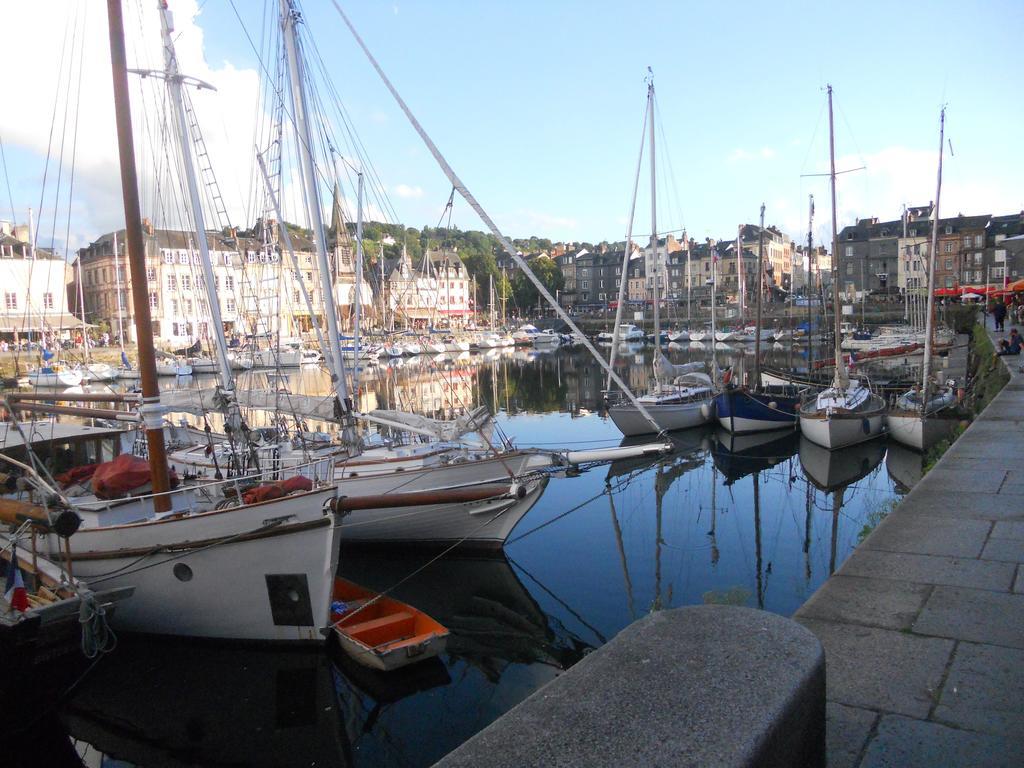 Chambre Le Nid Du Phare Avec Jacuzzi Honfleur Zimmer foto